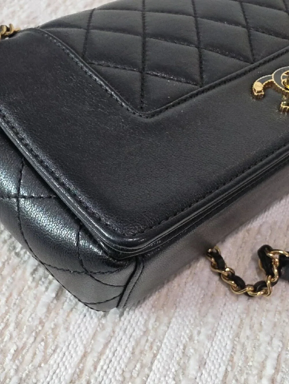 CHANEL Black Quilted Leather Shoulder Bag with Gold Chain